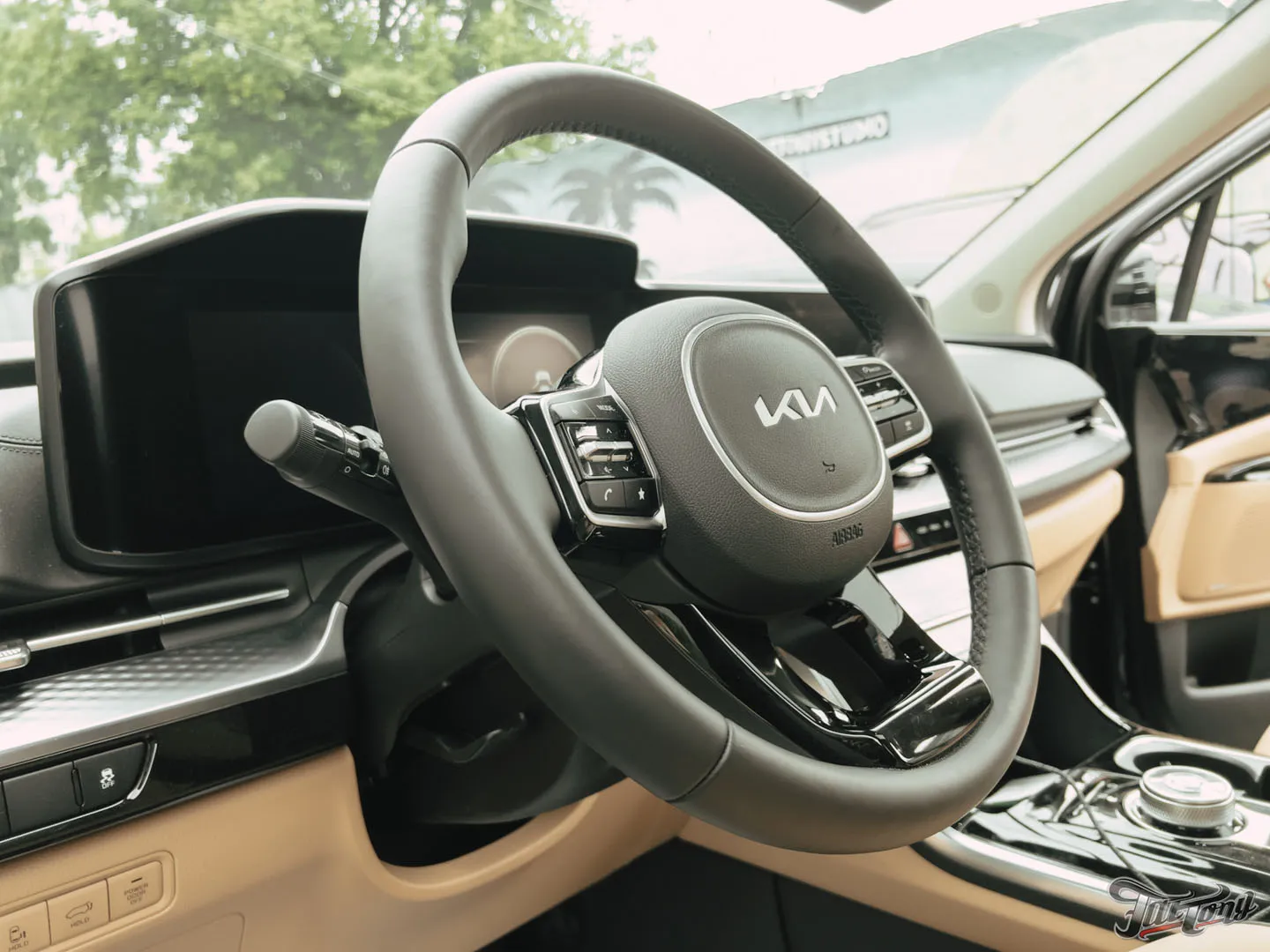 Большой проект для семейного автомобиля Kia Carnival, часть 2: оклейка матовым полиуретаном, цветные ремни, перетяжка руля, антихром, окрас суппортов, детейлинг
